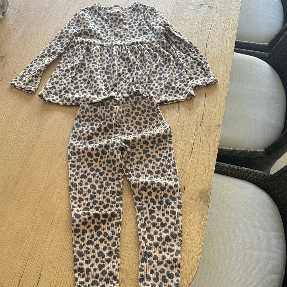 Cat & Jack Kids Set in Black and Tan